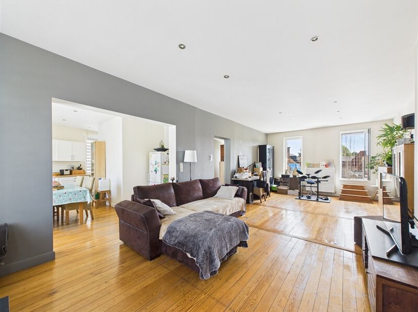 À découvrir sans tarder : Appartement rénové de 2 chambres idéalement situé en plein centre-ville de Tournai sur la Place Reine Astrid ! Ce bien se co