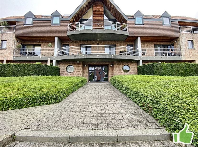 Superbe duplex de standing de 170 m2 avec 3 chambres et 2 salles de bains à Mouscron, quartier de la Coquinie.&lt;br /&gt;
Résidence sécurisée avec ascenseu