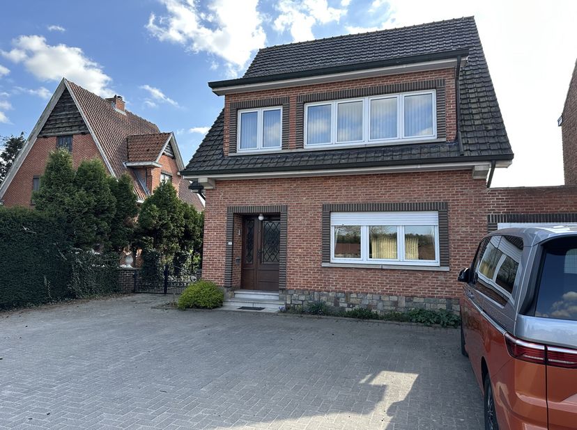 Deze charmante driegevelwoning biedt tal van mogelijkheden en heeft veel potentieel na een renovatiebeurt. Via de inkomhal met trap betreed je de ruim