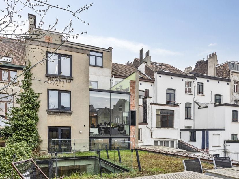 Êtes-vous à la recherche d&#039;un espace de bureau spacieux et fonctionnel avec accès à l&#039;extérieur ? Ce bien situé au centre, le &#039;Café Defiennes&#039; Brussel