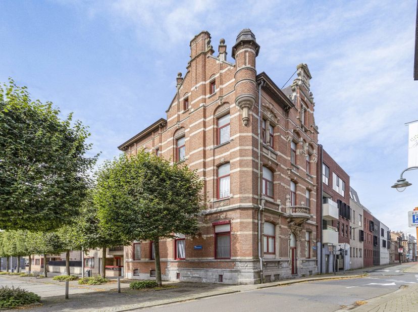 Cet appartement au rez-de-chaussée avec hall d&#039;entrée spacieux et séparé dispose de deux chambres spacieuses et offre une surface habitable de pas moi