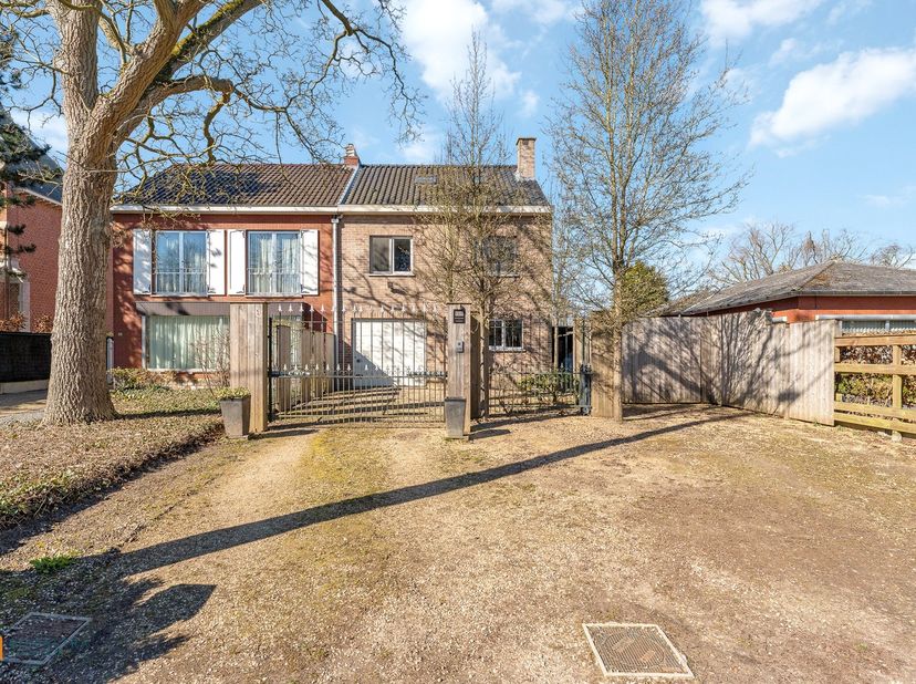 Op een uitstekende locatie te Putte bevindt zich deze instapklare woning met 4 slaapkamers, garage en tuin. U geniet hier zowel van een ideale ligging
