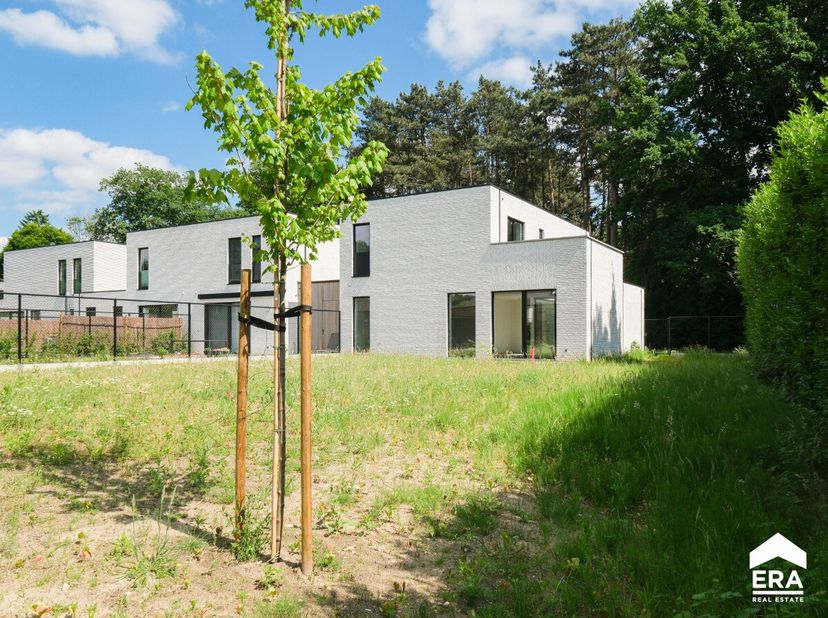 Deze knappe nieuwbouwwoning, gelegen in een nieuwe verkaveling tussen de Mosselerlaan en de Reindpadstraat in Genk, maakt deel uit van project Zavelve
