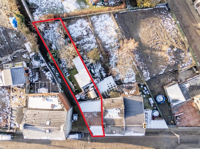 À vendre : maison 3 façades située à Couillet, offrant un beau potentiel dans une rue calme. Ce bien se compose de deux chambres, dune salle de bains,