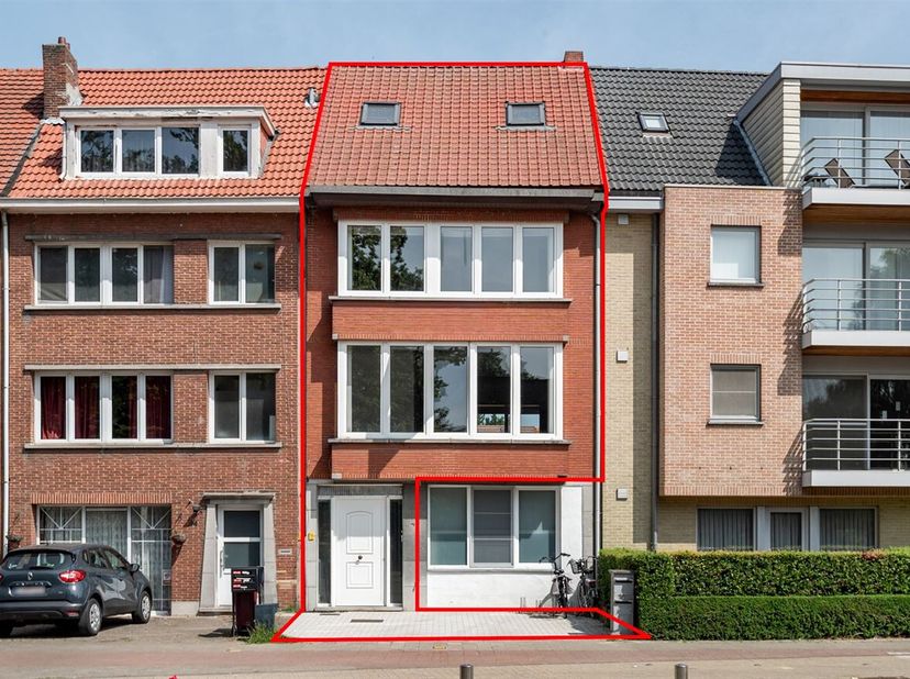 Zeer ruim en energiezuinig triplexappartement met 3 slaapkamers, terras en oprit te koop in Schoten.&lt;br /&gt;
Ligging: nabij het centrum van Schoten, vlo