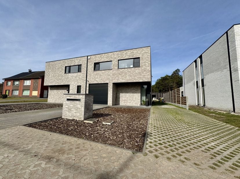 beschikbaar vanaf 01/05/2025  -  Deze ruime woning is gelegen in een rustige woonstraat met zicht op groen. Voorzieningen als supermarkt, school, klei