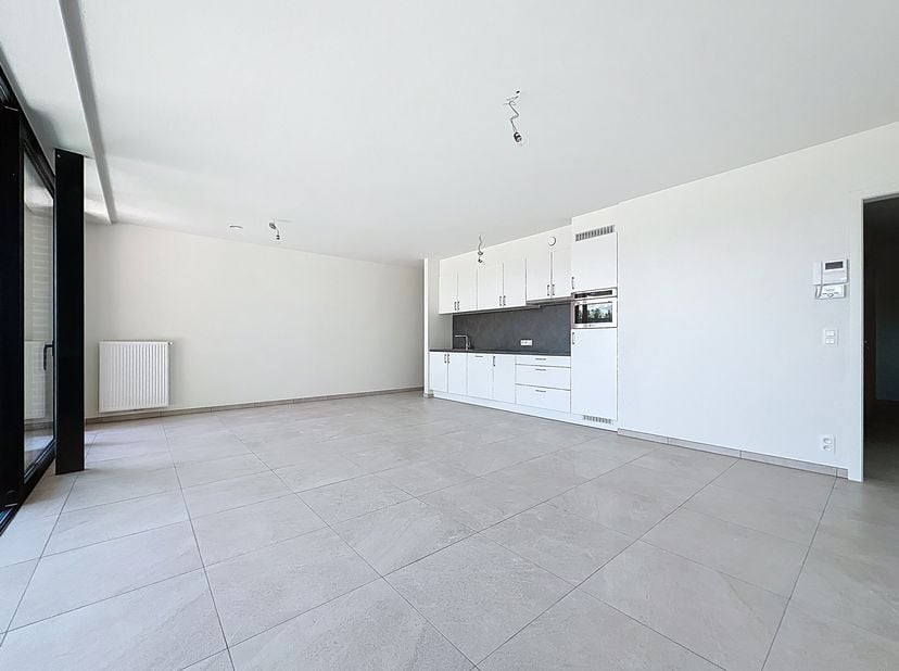 Dans la Rodestraat 85A à Furnes, nous trouvons cet appartement moderne au rez-de-chaussée (90 m²) avec 2 chambres spacieuses et un jardin/terrasse con