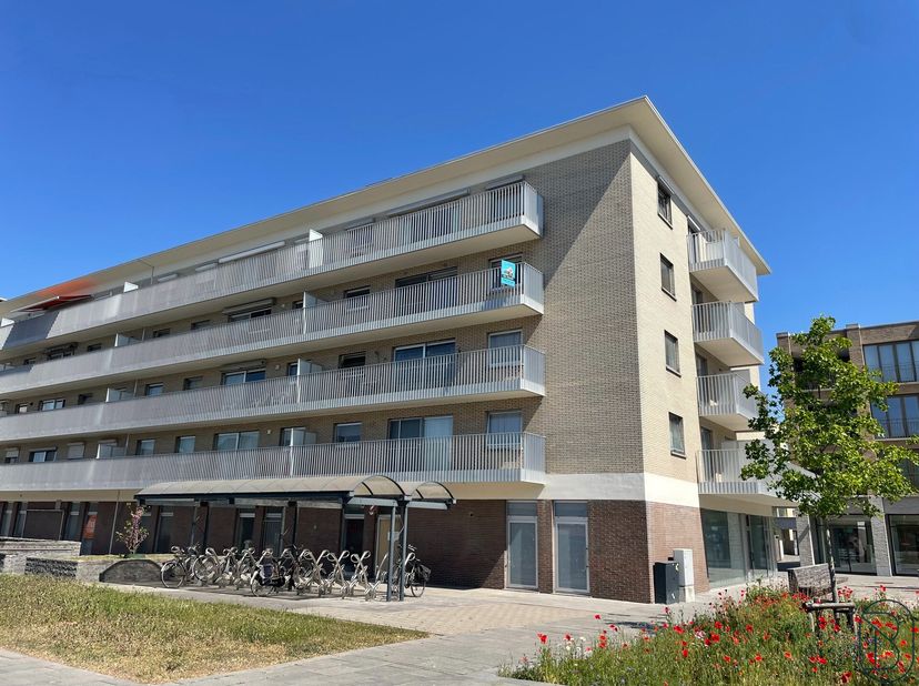 Spacieux et lumineux APPARTEMENT bien entretenu avec 3 SLK, TERRAS et GARAGE. Superbement situé au coeur de Harelbeke, belle vue ! DESCRIPTION : hall