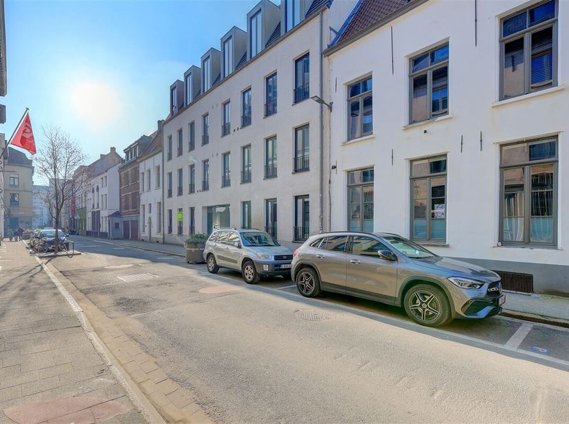 Ce bureau au rez-de-chaussée, actuellement classé comme appartement d&#039;une chambre à coucher, est à vendre dans la Venusstraat, au centre d&#039;Anvers. L&#039;e