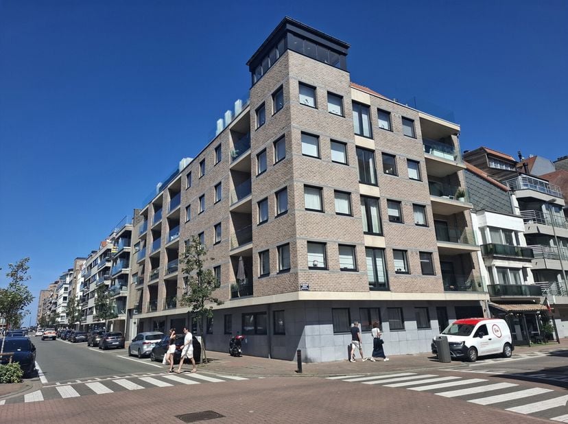 EMPLACEMENT DE PARKING AU NIVEAU -1, À DEUX PAS DE LA LIPPENSLAAN ET DE LA DIGUE.