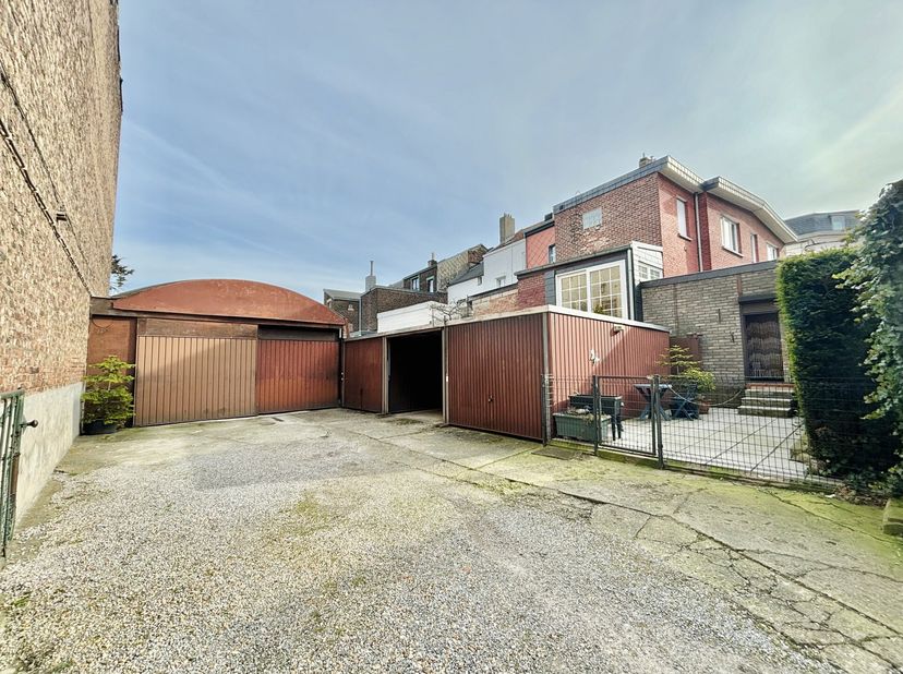 Entrepôt de ±169m² composé de :&lt;br /&gt;
 -Cour/parking et terrasse orientés sud-ouest,&lt;br /&gt;
-Entrepôt sur béton de ±125m² avec porte coulissante manuel