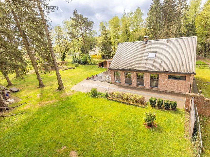 Prachtig gerenoveerde woning in een groene en rustig omgeving in Meerhout&lt;br /&gt;
Gelegen op een idyllische locatie, verscholen tussen de bomen en met d