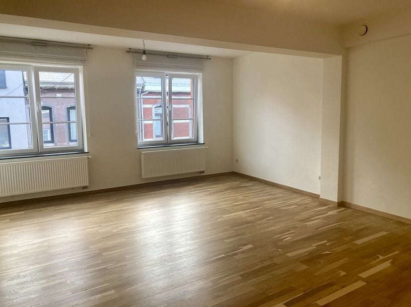WAVRE - Situé à proximité de la place Bosch, APPARTEMENT (2CH/SDB) entièrement rénové et très lumineux situé au 1er étage avec ascenseur. Ses ± 100 m²