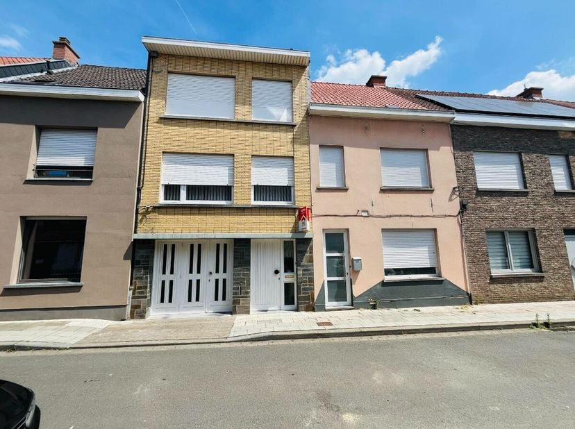 Ruime woning met bureauruimte en garage  centrum Menen Deze stevige woning in het centrum van Menen biedt enorm veel ruimte en mogelijkheden. Ideaal v