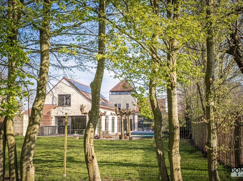 Située dans le pittoresque Rossem, un hameau de Meise-Wolvertem, se trouve cette belle maison de campagne datant d&#039;avant 1950. La maison a été entière