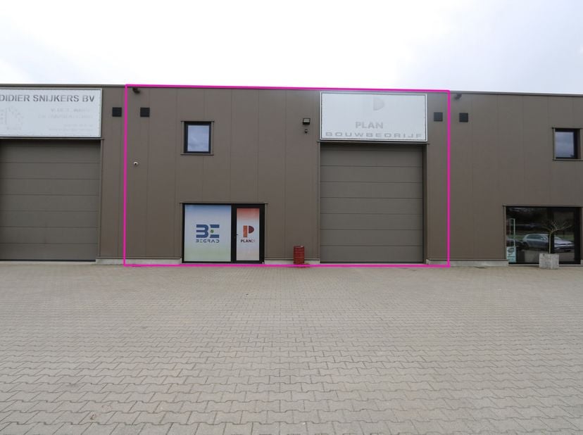 Op het dynamische  Ondernemerspark Soerveld  in Dilsen-Stokkem staat deze  moderne en functionele KMO-unit van 216 m²  te koop. Het bedrijventerrein b