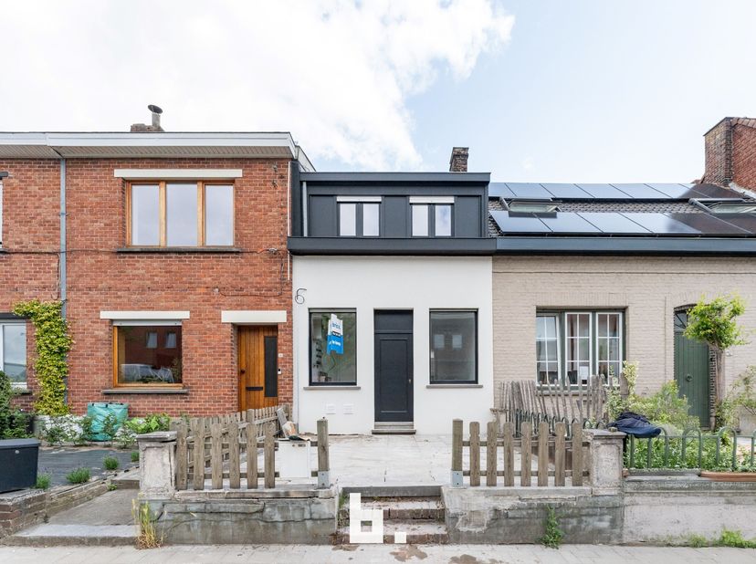 Compleet gerenoveerde woning op goede ligging te Zwevegem met living, keuken, badkamer met douche, lavabo, tuin en op eerste verdiep 2 slaapkamers. EP