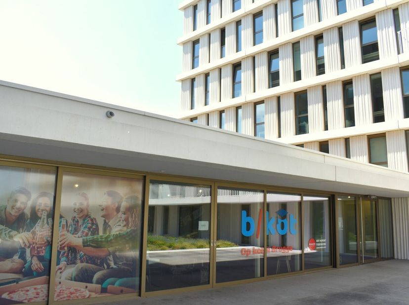 Met een ligging nabij centrum Brugge, bieden wij binnen residentie B/KOT een gemeubelde studentenkamer te koop aan.&lt;br /&gt;
Deze nieuwbouw studios te hu