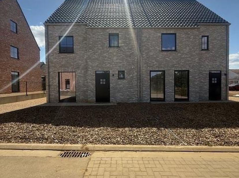Op zoek naar een instapklare , afgewerkte , energiezuinige woning in een rustige, groene omgeving waar je alleen hoeft te verhuizen?&lt;br /&gt;
Deze pracht