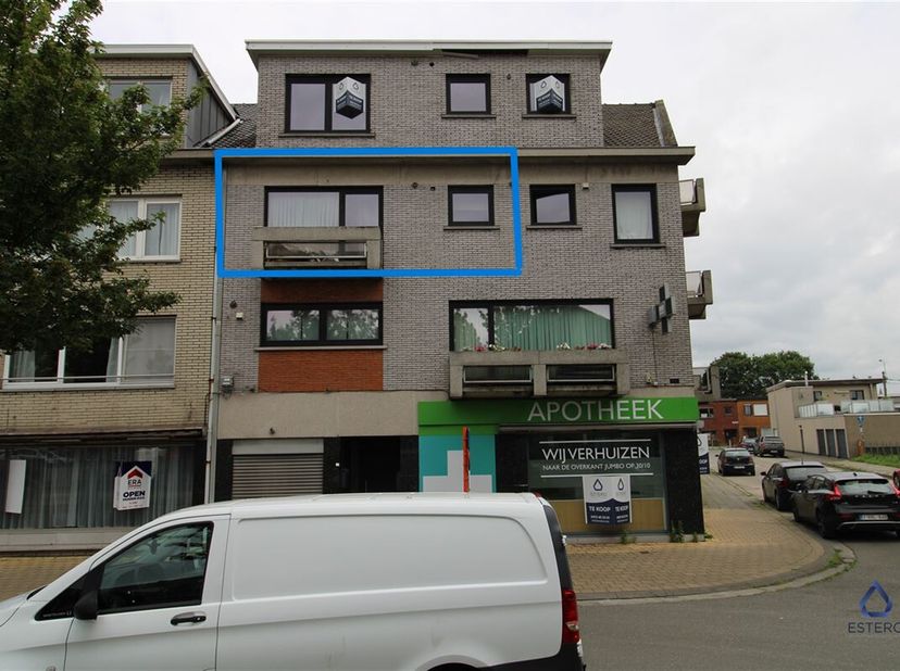 Dit 2-slaapkamerappartement in Zelzate is een uitgelezen kans voor starters of investeerders. De indeling van het appartement is als volgt: een inkomh
