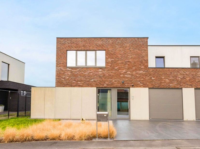 Over de woning: Deze recente halfopen bebouwing (2017) in Lichtervelde biedt een uitstekende woonkwaliteit, ideaal voor zowel investeerders als eigen