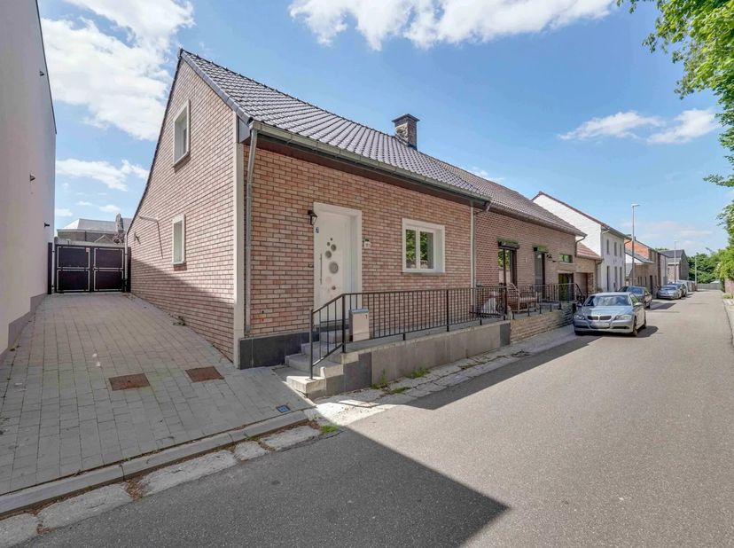 Deze degelijke woning ligt in de rustige Veldstraat in Ordingen. De woning werd in de loop van de jaren gerenoveerd, waardoor dit nu een eigentijds en