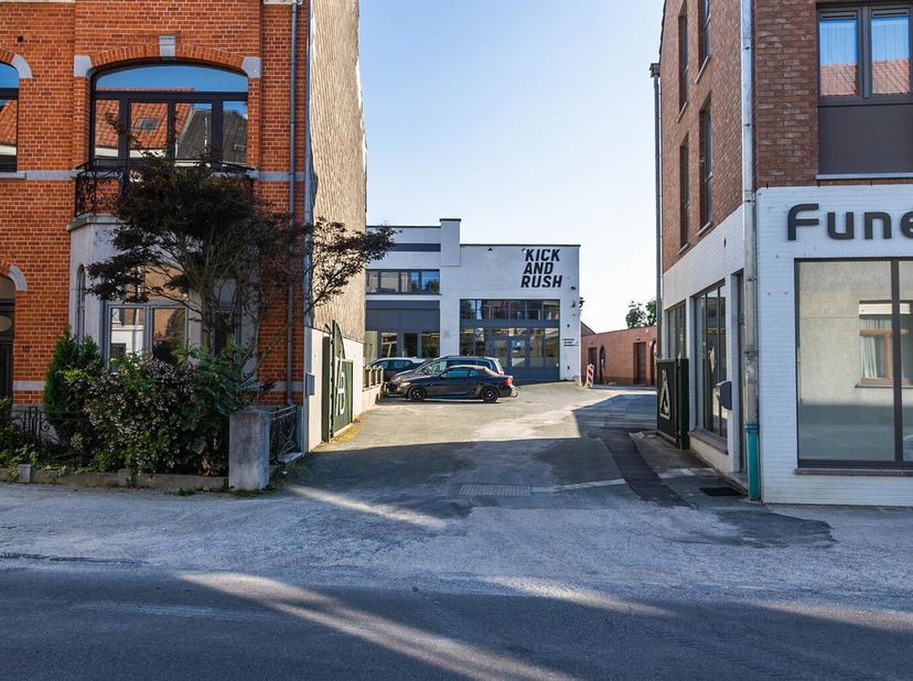 BRAINE L&#039;ALLEUD | Proche de la gare | Au sein d&#039;un beau bâtiment industriel totalisant 830 m² (espace partagé par plusieurs entreprises | Espace d&#039;ent