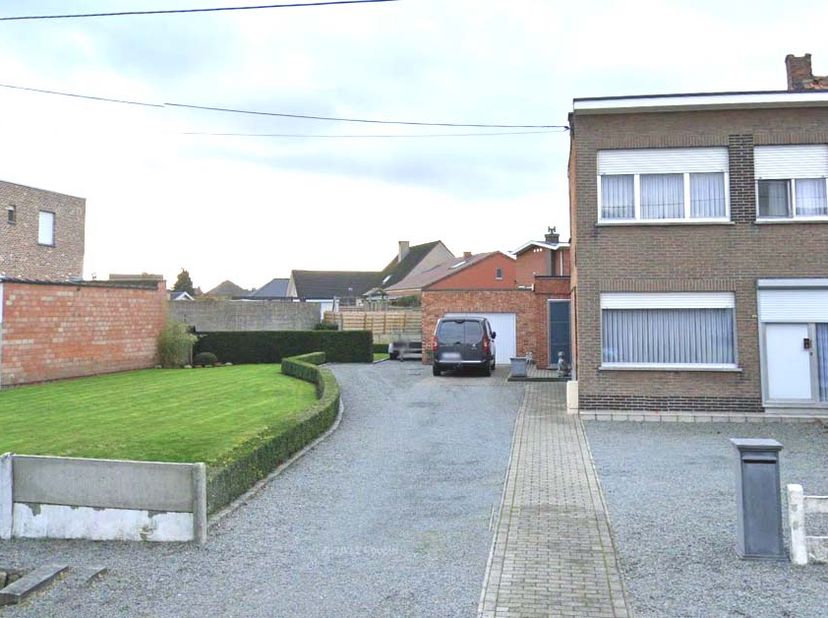 Instapklare verzorgde woning halfopen bebouwing met zuidtuin en garage en met op de verdieping 2 ruime slaapkamers. Op het gelijkvloers is een mogelij