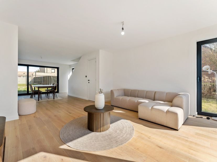 Cette magnifique maison familiale prête à emménager avec un jardin ensoleillé offre une combinaison de confort, d&#039;espace et d&#039;un emplacement calme.&lt;br