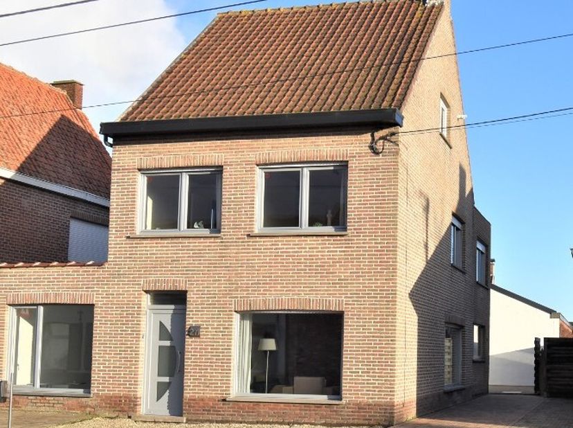 Gezellige woonkamer met veel lichtinval en haard-cassette, ruime keuken, bureel of gelijkvloers slaapkamer, kelder. Ruim zonneterras met een tuinhuis