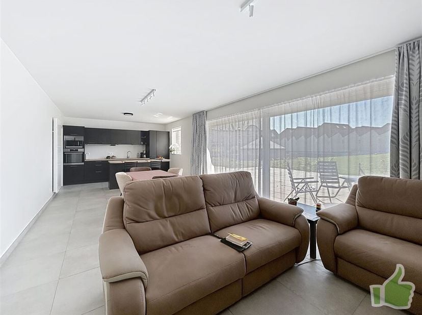 Spacieux appartement au rez-de-chaussée avec 2 chambres, grande terrasse, cave et parking en plein centre-ville. &lt;br /&gt;
Composition:&lt;br /&gt;
hall d&#039;entr