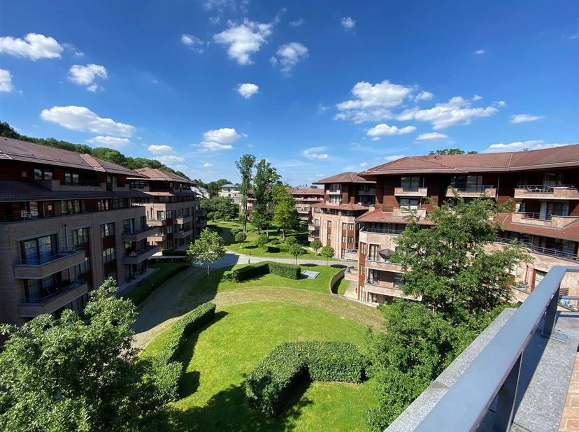 Superbe appartement meublé de 2 chambres avec terrasse.&lt;br /&gt;
QP A 4.4 - Contrat d&#039;une durée minimale d&#039;un an. Le projet Queens Park offre un emplacem
