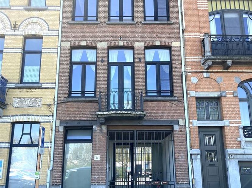 Prachtig duplex appartement met 1 slaapkamer op TOPlocatie&lt;br /&gt;
Ligging: Het appartement is rustig gelegen vlak aan het station van Lier. Openbaar ve