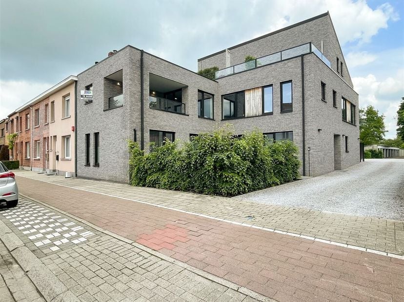 Dit nieuwbouwappartement met 2 slaapkamers is gelegen in de dorpskern van Hofstade (Zemst) . Bakker, slagerij, frituur, apotheek, bankinstellingen, sc