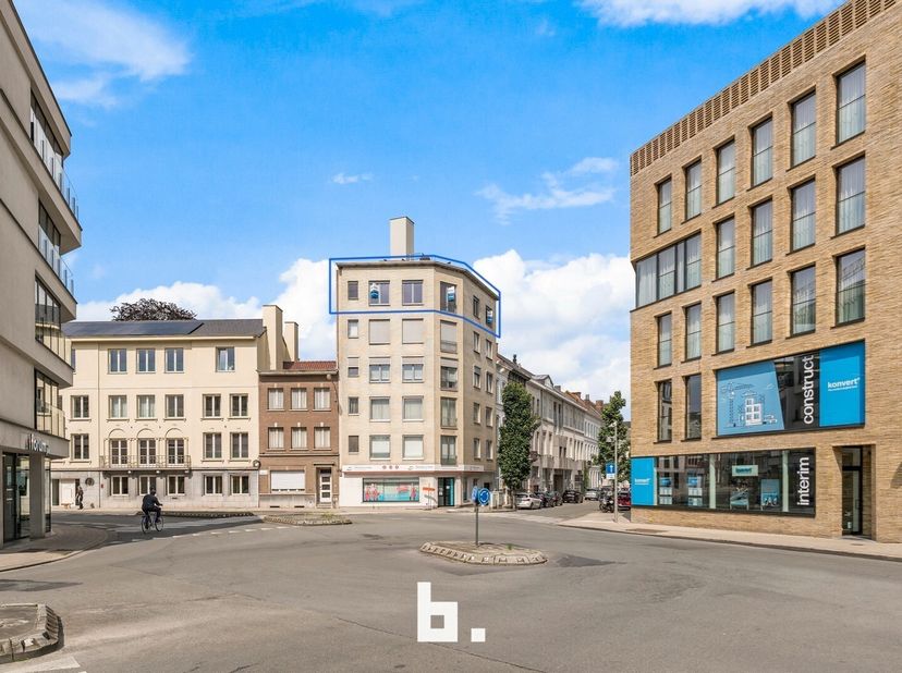 Dit prachtige, recentelijk volledig vernieuwde appartement is gelegen in het hart van Kortrijk en biedt alle comfort en ruimte die men kan wensen. Doo