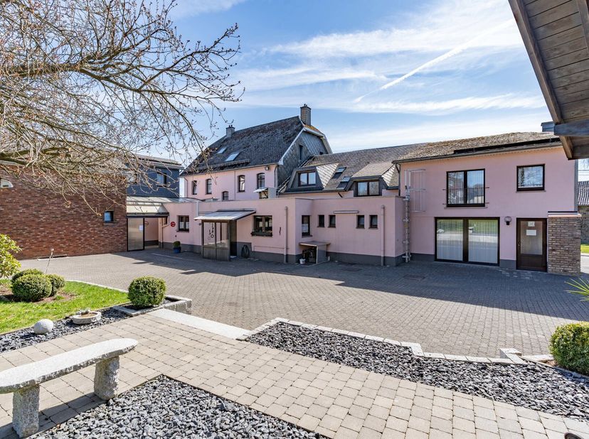 Hotel-Restaurant met potentieel voor een grote gîte. Immo By Julie biedt u deze buitenkans: een charmant hotel-restaurant, ideaal gelegen in Nidrum, o