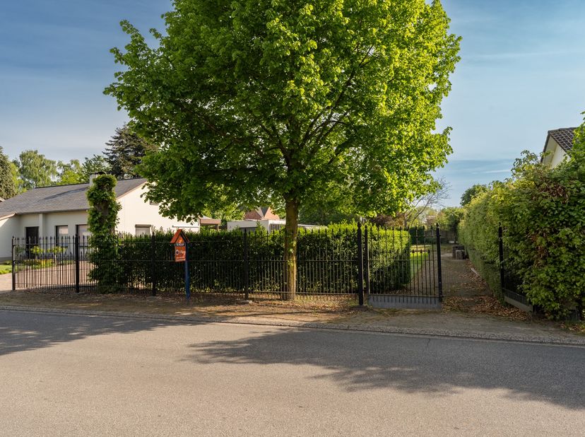 TE KOOP: Prachtig gelegen, unieke bouwgrond in rustige residentiële buurt niet ver van de weilanden, centrum Hamont en het Lo, en vlakbij de grens met