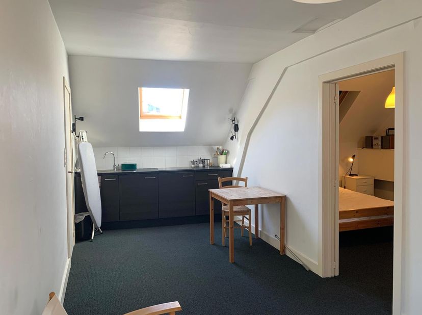 Place du Grand Sablon : Joli appartement dans un immeuble de caractère avec ascenseur. 1 grande chambre avec dressing, cuisine équipée ouverte sur le