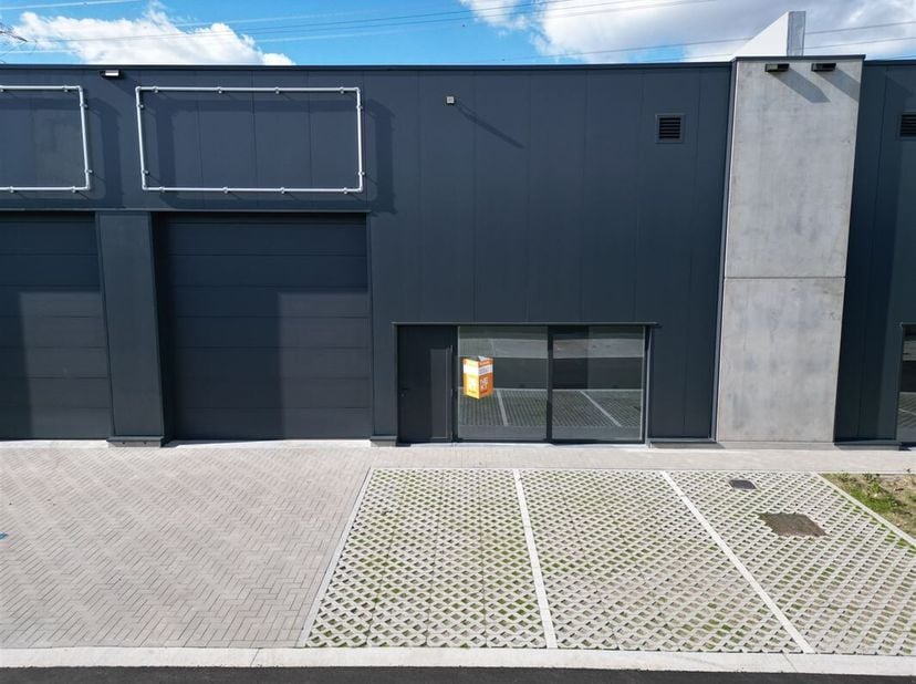 Industrieele hal te huur met  kantoor op een zeer bedrijvige locatie&lt;br /&gt;
Ben je een (jonge) ondernemer en op zoek naar een opslagplaats, een ruimte