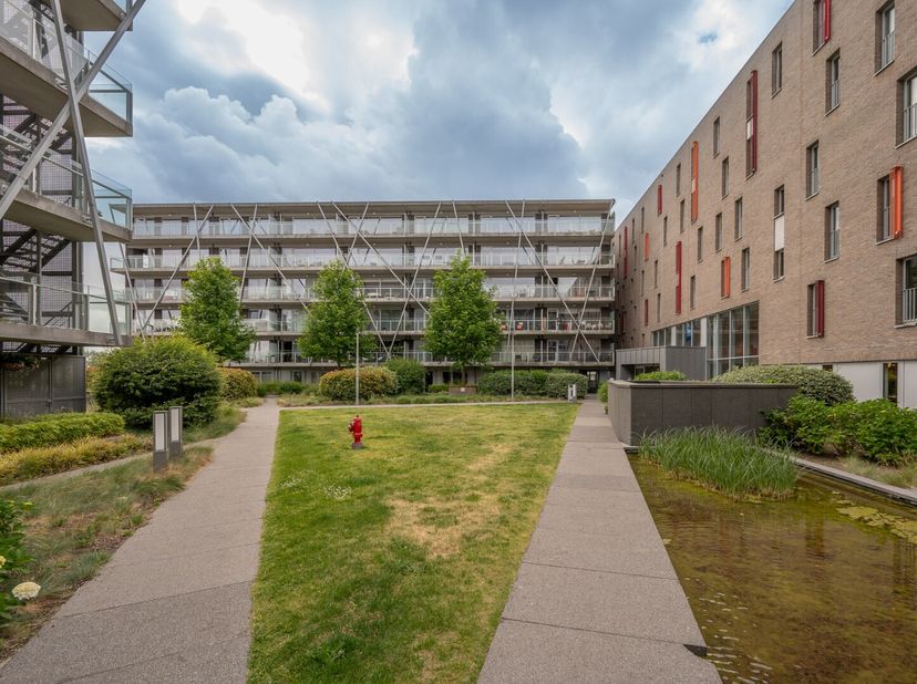 Dit leuke en comfortabele appartement is centraal gelegen, vlakbij het station van Brugge, met alle voorzieningen op wandelafstand. Dankzij deze gunst