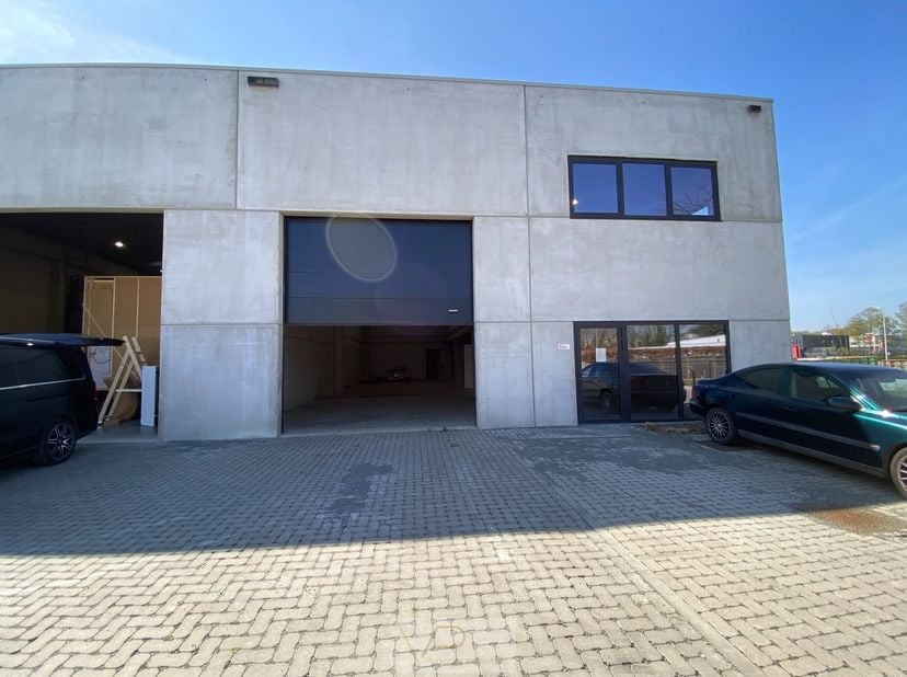 Ontdek deze moderne en hoogwaardige nieuwbouw bedrijfsunit van 248m2, perfect afgestemd op de noden van middelgrote ondernemers die waarde hechten aan
