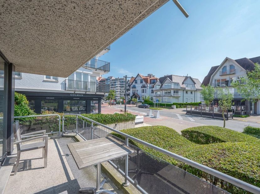 A LOUER: Appartement d&#039;angle au coeur du Zoute près de la place Albert&lt;br /&gt;
Composition: hall d&#039;entrée avec vestiaire et toilette invitée, séjour et