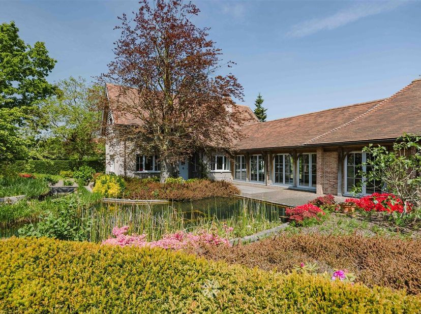 Sint-Martens-Latem - Op zoek naar een unieke landelijke villa met uitzicht op het parkbos? Dan is dit pand iets voor u.&lt;br /&gt;
De belangrijkste troeven