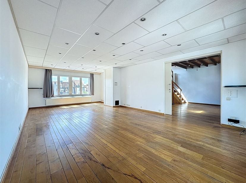 Quartier Dailly, à proximité de toutes commodités - Superbe appartement de +/- 90m² situé au 2ème étage d&#039;un petit immeuble de 2 étages composé comme