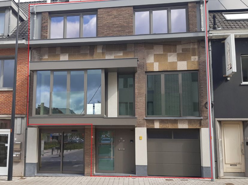 Dit bijzonder ruim en lichtrijk appartement omvat&lt;br /&gt;
- op het gelijkvloers een garage (voor 2 wagens) en een stijlvolle inkom;&lt;br /&gt;
- op de verdie