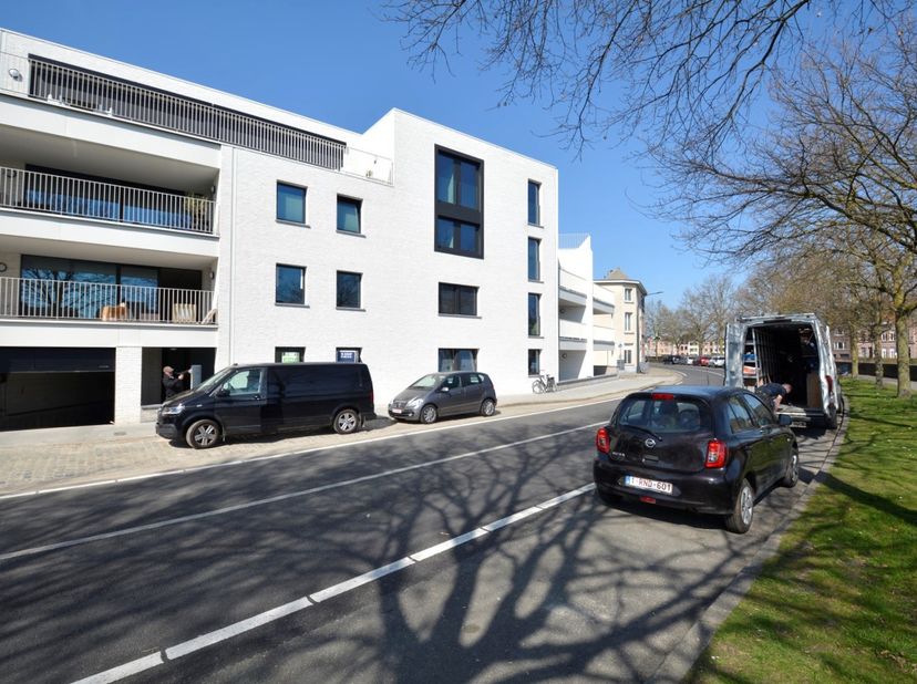 Energiezuinig nieuwbouwappartement op de tweede verdieping (lift aanwezig) met 2 slaapkamers, prachtig terras en ondergrondse autostaanplaats, gelegen