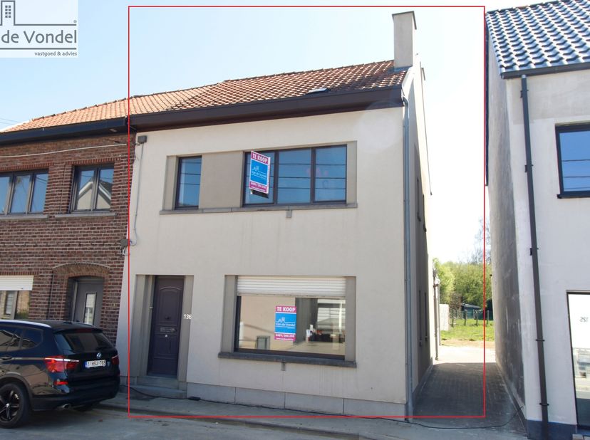 Te renoveren woning (HOB) met 4 slpks te Erembodegem. Deze te renoveren halfopen bebouwing met doorgang naar de tuin biedt veel mogelijkheden. Deze si