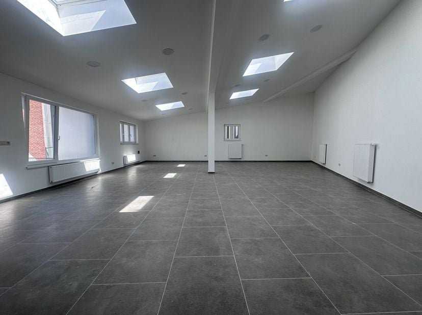 Dans un immeuble remis à neuf avec soin, un espace professionnel dexception vous attend, alliant modernité, visibilité et fonctionnalité. Dès lentrée,