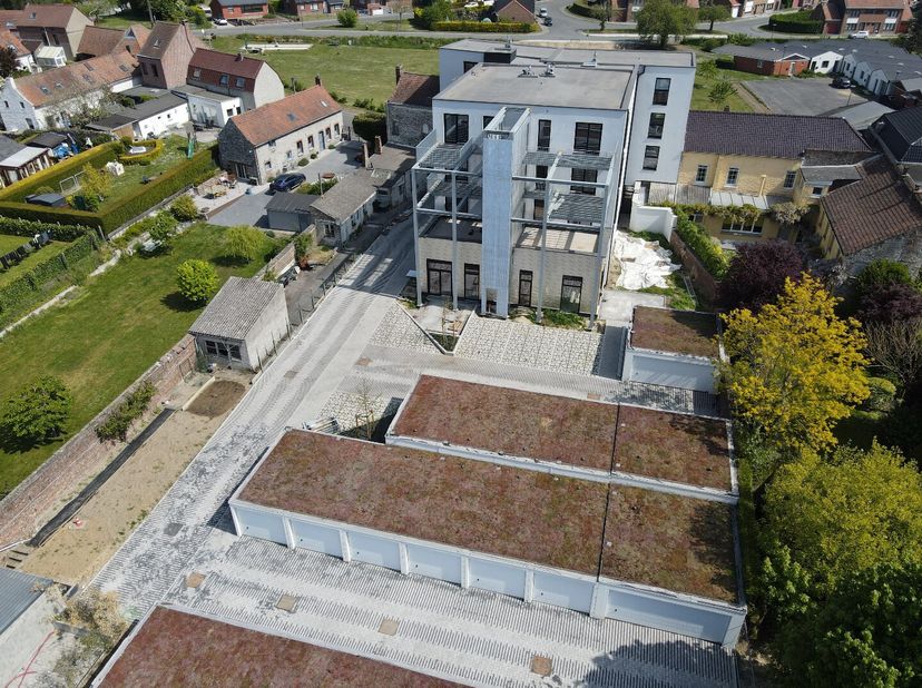 Situé dans la cour intérieur de la résidence L&#039;École Buissonnière,&lt;br /&gt;
Ce double garage de 6m x 5,50m vous offre une situation idéale, à proximité d