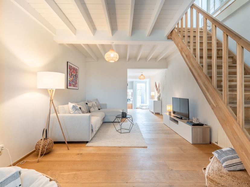 TE HUUR: Mooi gemeubeld huis nabij het centrum&lt;br /&gt;
Indeling: inkom, gezellige woonkamer, lichtrijke keuken met eetplaats uitgevend op het terras en